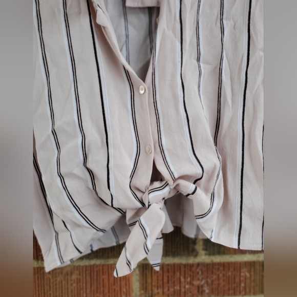 Short blouse with tie - Picture 6 of 7